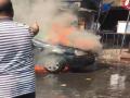 क्रॉफर्ड मार्केटमध्ये बर्निंग कार - Marathi News | Burning car in Crawford Market | Latest mumbai Videos at Lokmat.com