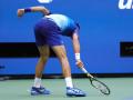 US Open 2021: ...अन् 'जोकर'ची सटकली, आपटून-आपटून रॅकेटच तोडली! - Marathi News | US Open 2021: Novak Djokovic smashed his racket in frustrated meltdown against Daniil Medvedev | Latest other-sports News at Lokmat.com