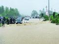 धुवाधार पावसामुळे जनजीवन विस्कळीत - Marathi News | Life-threatening disruption due to rains | Latest vasai-virar News at Lokmat.com