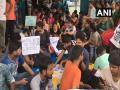 Doctors Strike : पश्चिम बंगालमधील आरोग्य सेवा 'कोमात', 700 डॉक्टरांचे राजीनामे - Marathi News | Doctors Strike bengal healthcare in coma as over 700 doctors quit against mamta government | Latest national News at Lokmat.com