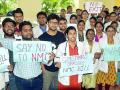 मेडिकल : एनएमसी विरोधात निवासी डॉक्टरांची निदर्शने  - Marathi News | Medical: Resident doctor's protests against NMC | Latest nagpur News at Lokmat.com