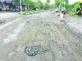 पावसानंतर आता वाट खडतर, डागडुजी नंतरची दुरवस्था - Marathi News | After the monsoon, after a cramped road repair | Latest navi-mumbai News at Lokmat.com