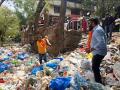 कल्याणमध्ये कचऱ्याने भरलेल्या नाल्यात क्रिकेट खेळत मनसेने केली नालेसफाईची पोलखोल - Marathi News | mns exposes drain cleaning by playing cricket in a garbage filled drain in kalyan | Latest kalyan-dombivli News at Lokmat.com
