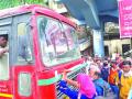 डोंबिवलीत संतप्त प्रवाशांनी रोखली एसटी; मंत्रालय’साठी अधिक गाड्या सोडत असल्याने नाराजी - Marathi News | ST blocked by angry passengers in Dombivli; Dissatisfied with leaving more trains for the ministry | Latest thane News at Lokmat.com