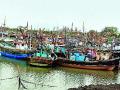 शेकडो मासेमार बोटी सुरक्षित स्थळी हलवल्या - Marathi News | Hundreds of fishing boats moved to safety | Latest raigad News at Lokmat.com