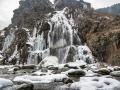 गोठलेल्या धबधब्यांसोबत पर्यटकांचे आनंद-तरंग... - Marathi News | tourists enjoy the frozen waterfalls in jammu and kashmir | Latest national News at Lokmat.com