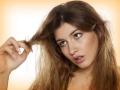 उन्हामुळे केस ड्राय झाले आहेत का?; 'या' टिप्स करतील मदत - Marathi News | Tips to avoid dryness and frizz from hair in summer | Latest beauty News at Lokmat.com