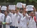 निवासी डॉक्टरांचे ‘कामबंद’; अपघात कक्षात एकच डॉक्टर - Marathi News | Resident doctors strike; The only doctor in the casualty | Latest akola News at Lokmat.com