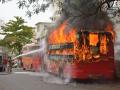 अकोल्यात ‘बर्निंग बस’चा थरार - Marathi News | The thrill of a 'burning bus' in Akola | Latest akola News at Lokmat.com