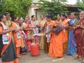 गॅस सिलिंडरची पूजा अन् आरती करून दरवाढीचा केला निषेध - Marathi News | Protest against price hike by worshiping gas cylinder | Latest akola News at Lokmat.com