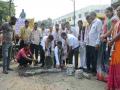 राष्टÑवादीकडून स्वखर्चाने रस्ते दुरुस्ती - Marathi News |  Nation 1 Plaintiffs repair roads | Latest jalgaon News at Lokmat.com