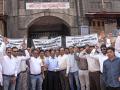 व्यापारी-उद्योजकांंची महापालिकेसमोर निदर्शने, सकारात्मक निर्णयाचे महापौरांचे आश्वासन - Marathi News | Opposition to the corporation and industrialists, the Mayor's assurances of positive decisions | Latest kolhapur News at Lokmat.com