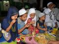 कोल्हापुरात लहान मुलांचा रोजा, कसाब  मस्जिद येथे इफ्तार - Marathi News | Kolhapur young children, Rosa at Kasab, Iftar at the mosque | Latest kolhapur Photos at Lokmat.com