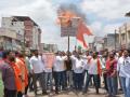पेट्राेल दरवाढीचा निषेध; शिवसेनेने जाळला केंद्रीय मंत्र्यांचा पुतळा - Marathi News | Protest against petrol price hike; Shiv Sena burns statue of Union Minister | Latest akola News at Lokmat.com
