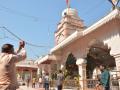 हर्र बाेला महादेवाच्या गजरात भक्तांचा मंदिर प्रवेश - Marathi News | Devotees enter the Rajrajeshwar temple at Akola | Latest akola News at Lokmat.com