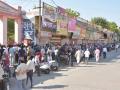 लसीकरण केंद्रांमध्ये नागरिकांचा गाेंधळ; पाेलिसांना धक्काबुक्की - Marathi News | Citizen crowded in vaccination centers At Akola | Latest akola News at Lokmat.com