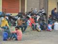Lockdown : परप्रांतीयांना घराची ओढ; भर उन्हात पायी प्रवास - Marathi News | Lockdown: lobours from other states migration begins | Latest akola News at Lokmat.com