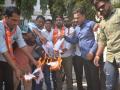 मनसेने केली विज बिलांची होळी - Marathi News | MNS burns electiricty bills at Akola | Latest akola News at Lokmat.com