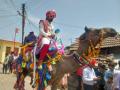 घोडा-गाडी नाही, चक्क उंटावरून निघाली लग्नाची वरात - Marathi News | The groom in Bhadravati has set out on a camel to reach in wedding mandap | Latest chandrapur News at Lokmat.com