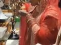 लग्नात नवरीचा पाणीपुरीवर ताव! पाणीपुरी महत्त्वाची, लग्न असलं म्हणून काय झालं, पाहा व्हायरल व्हिडिओ - Marathi News | | Latest sakhi News at Lokmat.com