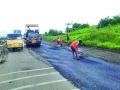 वाकण - खोपोली महामार्गावरील खड्डे भरण्यास सुरुवात - Marathi News | wakan-Khopoli highway potholes feeling start | Latest raigad News at Lokmat.com