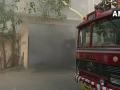 वरळीतील साधना इमारतीची आग नियंत्रणात; अग्निशामक दलाचे 11 जवान जखमी - Marathi News | Fire at the building of Worli | Latest mumbai News at Lokmat.com