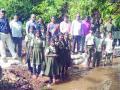 उसरच्या विद्यार्थ्यांनी बांधला वनराई बंधारा - Marathi News | The Vanarai Dam built by the students of Usar | Latest raigad News at Lokmat.com