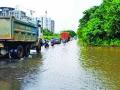 पावसामुळे उरणमधील रस्त्यांवर पाणी - Marathi News | Water on roads in Uran due to rains | Latest raigad News at Lokmat.com