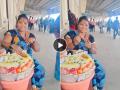 रेल्वे स्टेशनवर भेळ विकणाऱ्या तरुणीच्या इन्स्टाग्राम रिल्सची व्हायरल चर्चा.. कुछ बात तो है.. - Marathi News | Woman Making Instagram Reel Selling Bhelpuri at Railway Station Viral Video : Viral discussion of the Instagram reels of the girl selling sheep at the railway station.. | Latest sakhi News at Lokmat.com