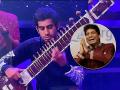 Raju Srivastava's son Aayushmaan : राजू श्रीवास्तव यांच्या मुलाचं टॅलेंट पाहून भारावले प्रेक्षक, तुम्हीही कराल कौतुक; पाहा VIDEO - Marathi News | Raju Srivastava's son Aayushman in Sa Re Ga Ma Pa Li'l Champs playing Sitar | Latest filmy News at Lokmat.com