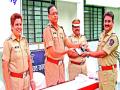 वाहतूक पोलिसांना मिळाले ई-चलन मशीन - Marathi News | Traffic police received e-challan machine | Latest pimpri-chinchwad News at Lokmat.com
