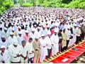 जिल्ह्यात विविध ठिकाणी बकरी ईद उत्साहात-- मुस्लिम बांधवांना दिल्या शुभेच्छा - Marathi News |  Happy birthday to the Muslim brothers at different places in the district | Latest kolhapur News at Lokmat.com
