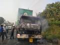 ऑईल गळतीने कंटेनरने घेतला पेट - Marathi News | The oil leak took the container by the stomach | Latest jalgaon News at Lokmat.com