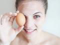 त्वचेचं सौंदर्य खुलवण्यासाठी अंड्यांचा असा करा वापर! - Marathi News | beauty benefits of eggs for skin | Latest health News at Lokmat.com
