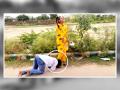 निवडणुकीआधी उमेदवाराने भररस्त्यात मुलीच्या पायावर घातलं लोटांगण - Marathi News | boy touches  girls feet on roads to ask for votes viral video student election in Rajasthan watch | Latest jarahatke News at Lokmat.com
