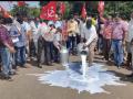 माकप आ. विनोद निकोले यांच्या नेतृत्वाखाली जोरदार दूध एल्गार - Marathi News | Strong Milk Elgar under the leadership of Vinod Nikole | Latest vasai-virar News at Lokmat.com