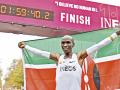 दोन तासात फुल मॅरेथॉन पळणारा सुपर ह्युमन - Marathi News | Eliud Kipchoge -Super Human who ran the full marathon in two hours | Latest oxygen News at Lokmat.com