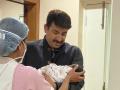 मेरे घर आयी एक नन्ही परी...! भोजपुरी सुपरस्टार व खासदर मनोज तिवारींना कन्यारत्न  - Marathi News | manoj tiwari blessed with a baby girl he shares first photo | Latest filmy News at Lokmat.com