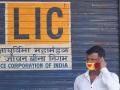 LIC IPO Discount: एलआयसी पॉलिसीधारकांसाठी आयपीओत डिस्काऊंट जाहीर; कर्मचाऱ्यांपेक्षाही कणभर जास्तच - Marathi News | LIC IPO Discount: IPO Discount Announced for LIC Policyholders; More than employees | Latest business News at Lokmat.com