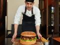 जगातला सर्वात महाग बर्गर, किंमत 63 हजार रुपये - Marathi News | The world's most expensive burger, cost 63 thousand rupees | Latest food Photos at Lokmat.com