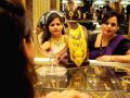 2500 रुपयांपर्यंत स्वस्त झालं सोनं, पुन्हा तेजीची शक्यता! - Marathi News | Gold has become cheaper up to Rs 2500, chances of bullish again | Latest business News at Lokmat.com