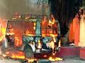 फैजपूर येथे ‘बर्निंग स्कूल व्हॅन’चा थरार - Marathi News | Burning School Van's Thrill at Faizpur | Latest jalgaon News at Lokmat.com