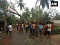 फनी वादळग्रस्तांना आर्थिक अडचण, एटीएममध्ये खळखळाट - Marathi News | Cyclone Fani People in Bhubaneswar face problems due to unavailability of cash in ATMs | Latest national Videos at Lokmat.com