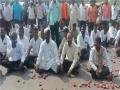 दर उतरल्यामुळे रस्त्यावर फेकले कांदे, सांगलीत शेतकऱ्यांचे रास्ता रोको आंदोलन  - Marathi News | Onions thrown on the road due to drop in prices, Farmers protest in Sangli  | Latest sangli News at Lokmat.com