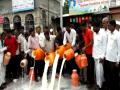 Milk Supply Live Update - दूध दरवाढीसाठी स्वाभिमानीचे कार्यकर्ते आक्रमक, टँकरमधील दूध ओतले रस्त्यावर - Marathi News | Live after three rupees hike movement milk still going | Latest maharashtra News at Lokmat.com