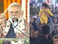 चिमुकलीला वर उचललेले पाहून पंतप्रधान नरेद्र मोदींनी जम्मूमध्ये मधेच थांबवलं भाषण, काय म्हणाले? - Marathi News | Prime Minister Narendra Modi stopped his speech in Jammu after seeing the child lifted up, what did he say? | Latest national News at Lokmat.com