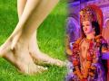 नवरात्रीत अनवाणी चालताय? जाणून घ्या फायदे - Marathi News | Walking barefoot on Navratri? Learn the benefits | Latest sakhi News at Lokmat.com