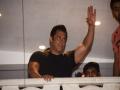 भाईजान मुंबईत परतले; चाहत्यांचा घराबाहेर जल्लोष - Marathi News | Salman Khan arrives in Mumbai after granted bail by Jodhpur Court in Black Buck Poaching Case | Latest mumbai Photos at Lokmat.com
