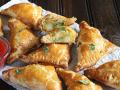 समोसा रोजच खात असाल पण समोशाबद्द्ल तुम्हाला हे माहित आहे का? - Marathi News | You eat samosa regulary. but have you introduced with this changes in samosa world. Its realy intresting | Latest food News at Lokmat.com