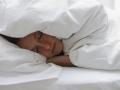 झोपेत अचानक जास्त थंडी का वाजू लागते? जाणून घ्या कारणे... - Marathi News | Why do you suddenly feel cold while sleeping | Latest health News at Lokmat.com